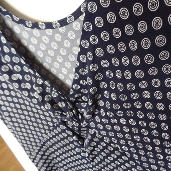 Banana Republic top - navy blue with circle pattern NWT - Picture 3 of 4